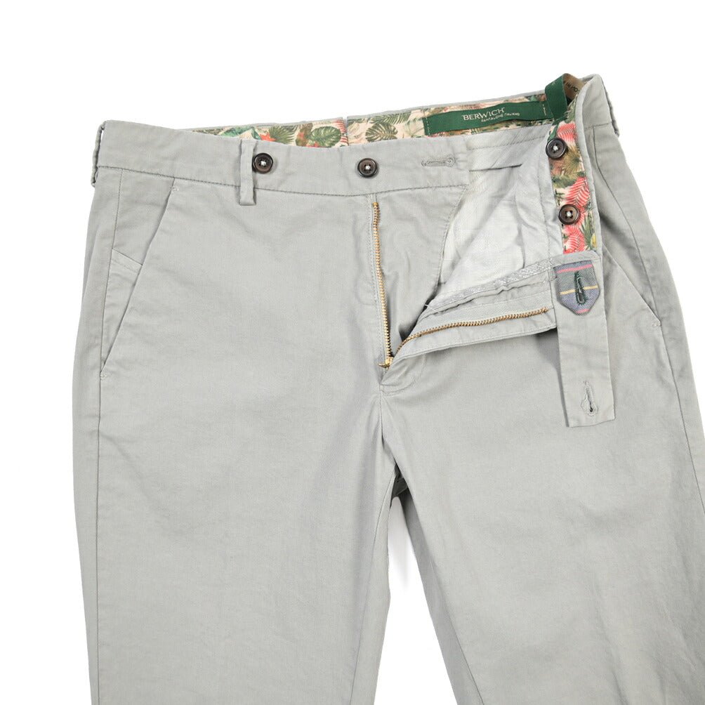 SUMMER SALE｜BERWICH “MORELLO-GD” ストレッチコットン ノータックチノパンツ グレー(conza701) 44 | GUARDAROBA MILANO OFFICIAL STORE