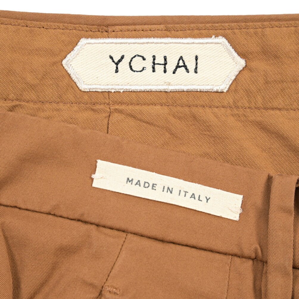 YCHAI “ROBUSTO” ストレッチコットン ツータックチノパンツ / TAPERED FIT ブラウン(COGNAC) 33 | GUARDAROBA MILANO OFFICIAL STORE