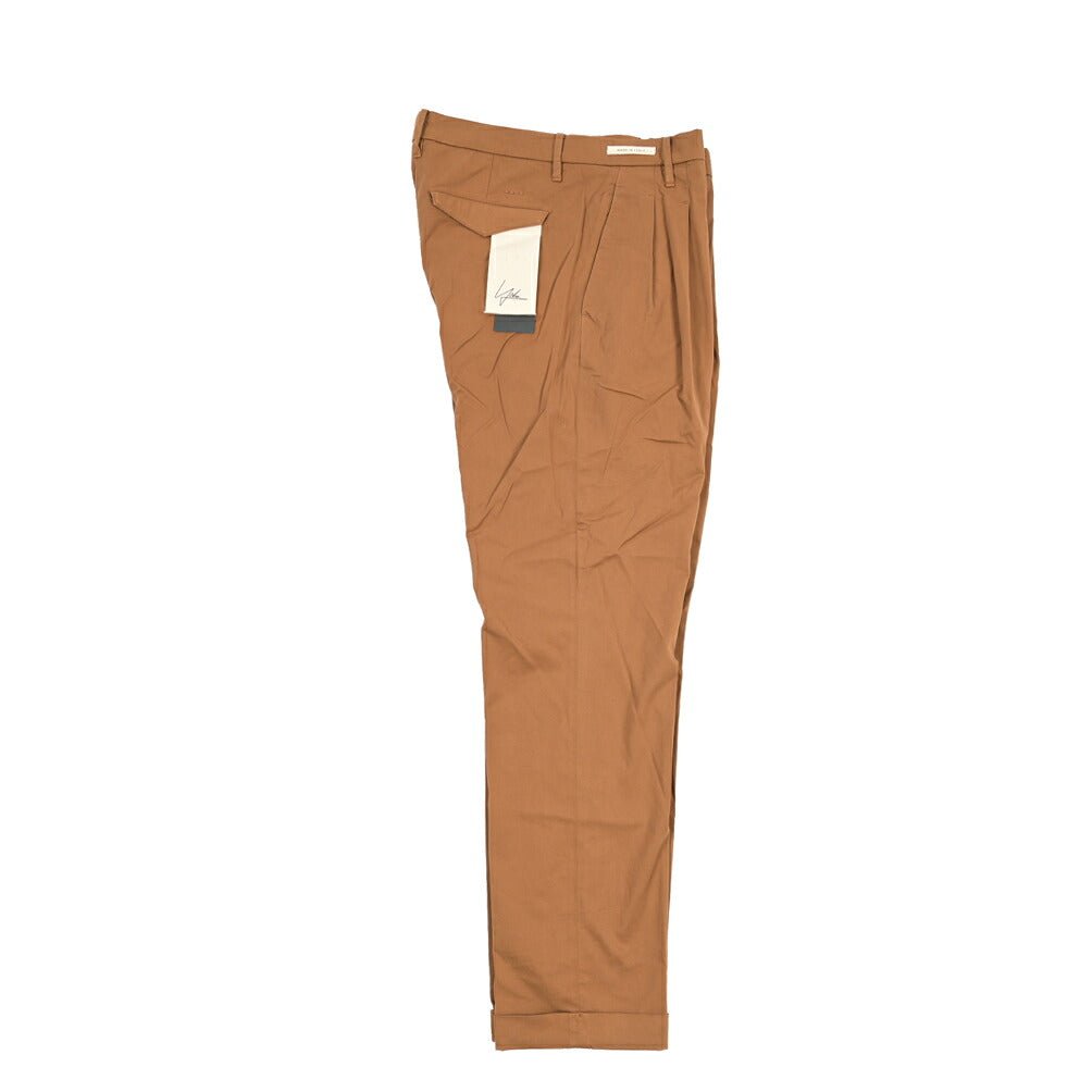 YCHAI “ROBUSTO” ストレッチコットン ツータックチノパンツ / TAPERED FIT ブラウン(COGNAC) 33 | GUARDAROBA MILANO OFFICIAL STORE